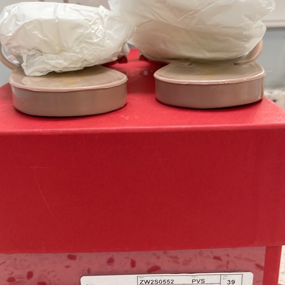 Valentino Garavani Rubber Rockstud thong Sandal - Picture 7 of 9